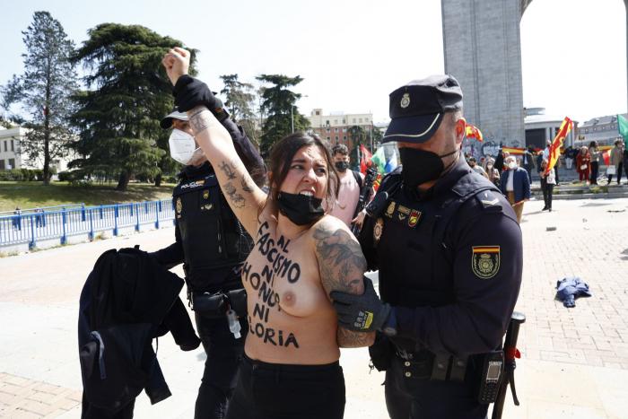 Activistas de FEMEN se manifiestan en el colegio electoral de Rocío Monasterio