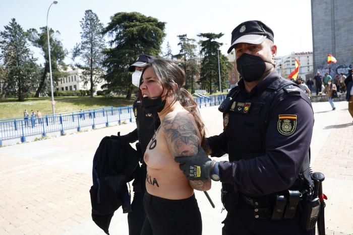 Activistas de FEMEN se manifiestan en el colegio electoral de Rocío Monasterio