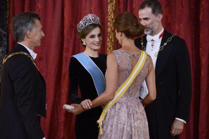 La reina Letizia corrige a Mauricio Macri en pleno brindis institucional