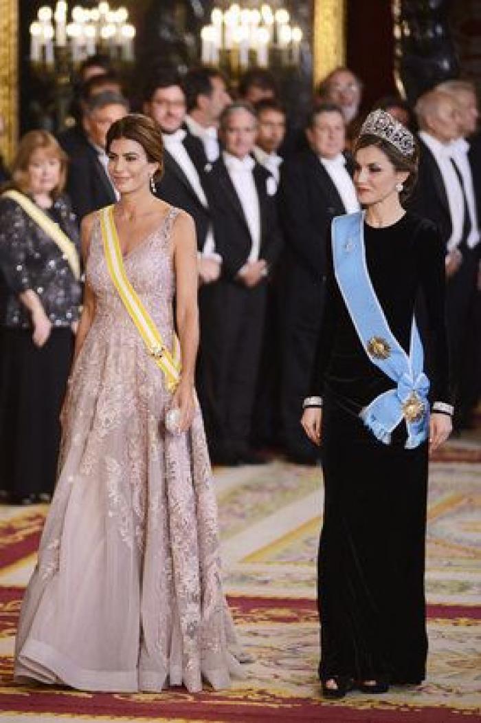 La reina Letizia corrige a Mauricio Macri en pleno brindis institucional