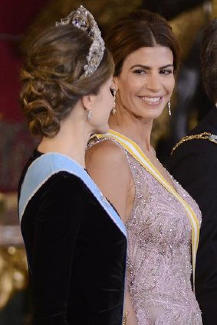 La reina Letizia corrige a Mauricio Macri en pleno brindis institucional