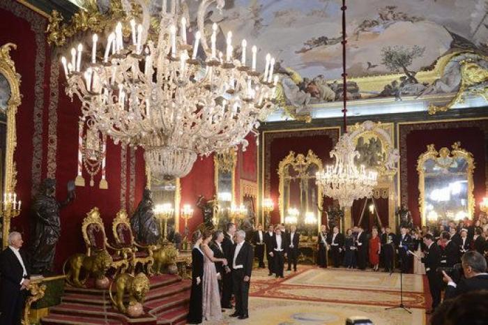 La reina Letizia corrige a Mauricio Macri en pleno brindis institucional