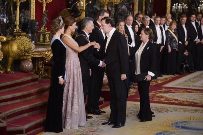 La reina Letizia corrige a Mauricio Macri en pleno brindis institucional