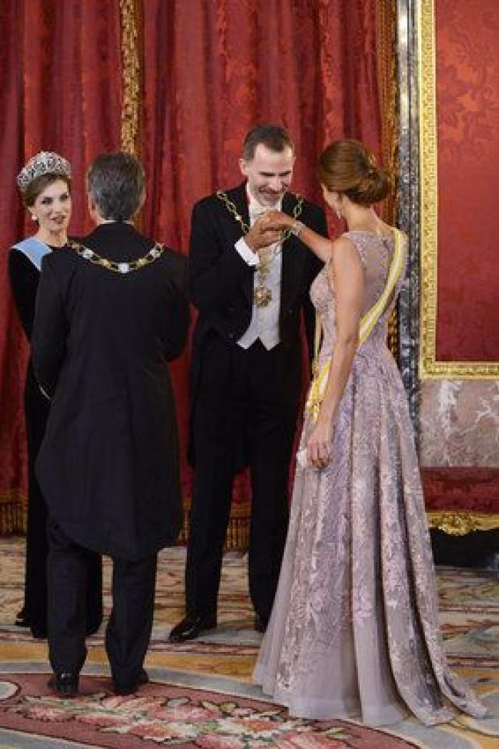 La reina Letizia corrige a Mauricio Macri en pleno brindis institucional