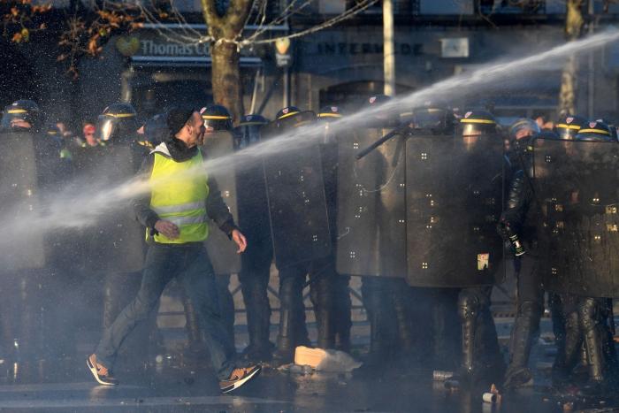 La protesta de los "chalecos amarillos" fuerza a Macron a retrasar seis meses la subida del impuesto de los carburantes