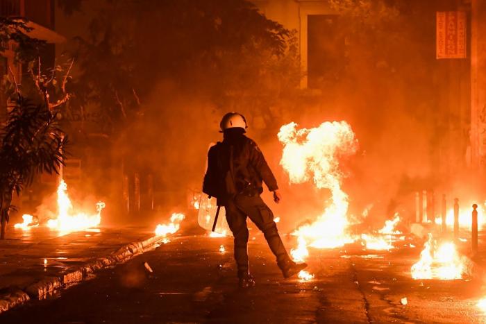La protesta de los "chalecos amarillos" fuerza a Macron a retrasar seis meses la subida del impuesto de los carburantes