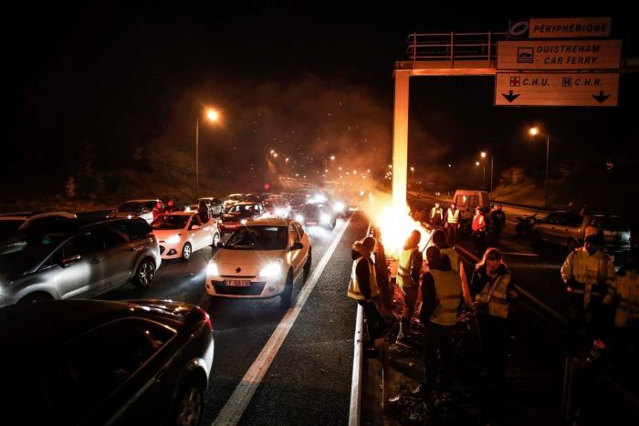 La protesta de los "chalecos amarillos" fuerza a Macron a retrasar seis meses la subida del impuesto de los carburantes