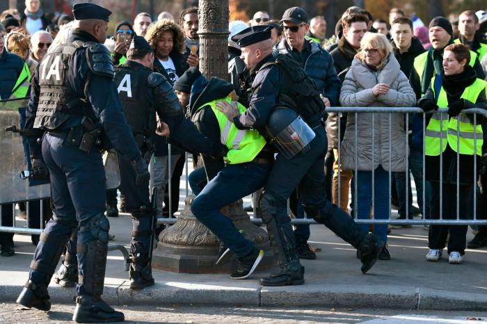 La protesta de los "chalecos amarillos" fuerza a Macron a retrasar seis meses la subida del impuesto de los carburantes
