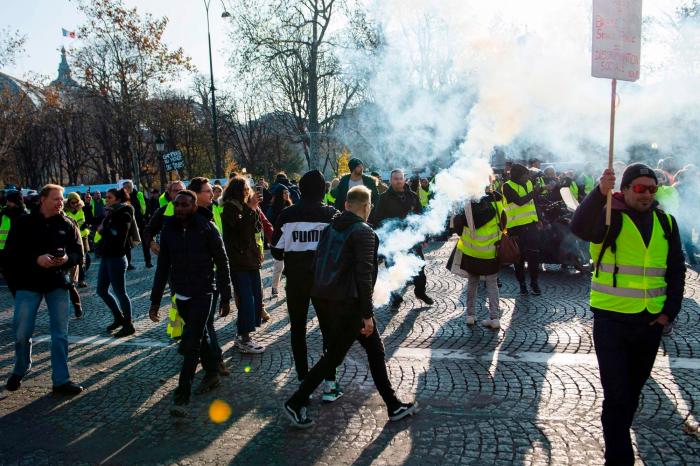 La protesta de los "chalecos amarillos" fuerza a Macron a retrasar seis meses la subida del impuesto de los carburantes