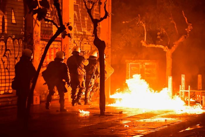 La protesta de los "chalecos amarillos" fuerza a Macron a retrasar seis meses la subida del impuesto de los carburantes