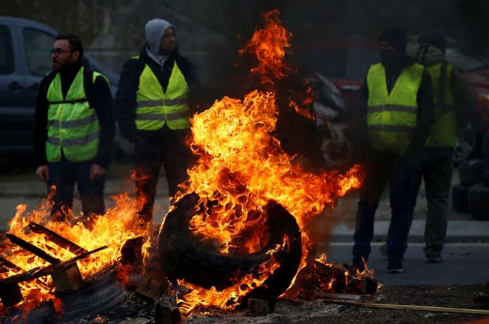 La protesta de los "chalecos amarillos" fuerza a Macron a retrasar seis meses la subida del impuesto de los carburantes