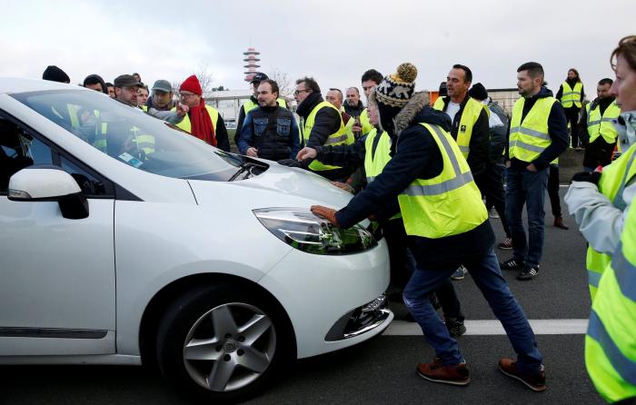 La protesta de los "chalecos amarillos" fuerza a Macron a retrasar seis meses la subida del impuesto de los carburantes