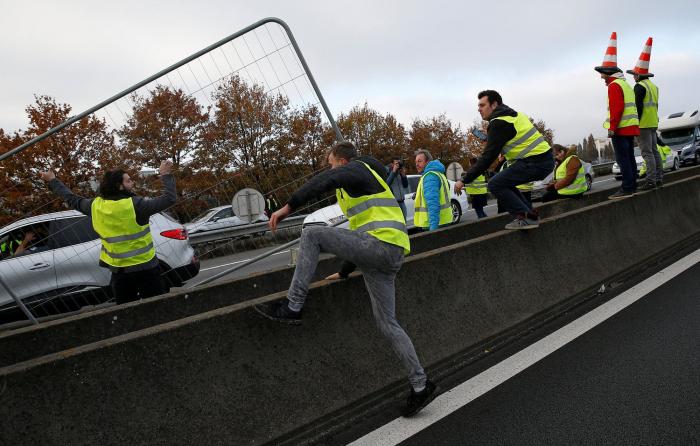 La protesta de los "chalecos amarillos" fuerza a Macron a retrasar seis meses la subida del impuesto de los carburantes