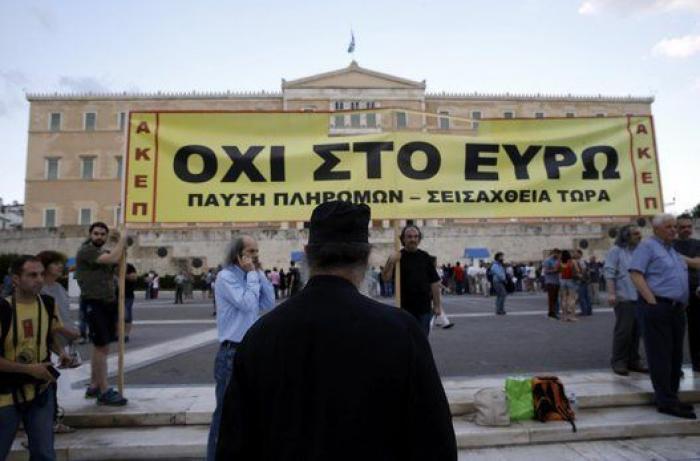 Miles de griegos apoyan al Gobierno y protestan contra la austeridad