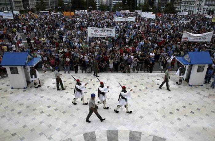 Miles de griegos apoyan al Gobierno y protestan contra la austeridad