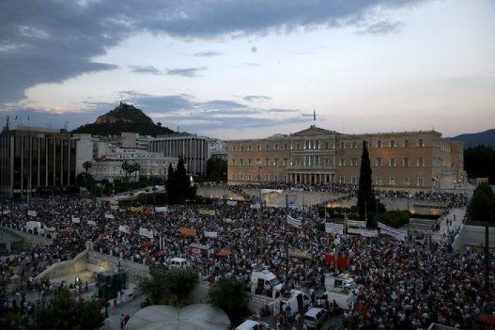 Miles de griegos apoyan al Gobierno y protestan contra la austeridad