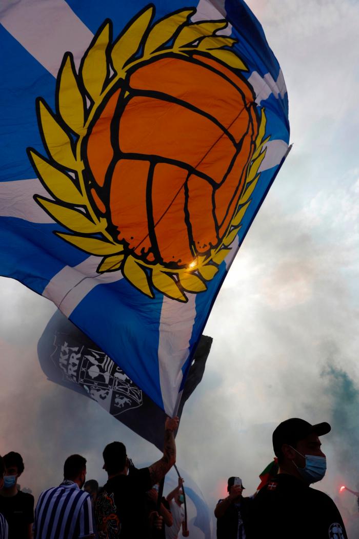 Miles de hinchas de la Real desoyen las medidas anticovid en la salida del equipo hacia Sevilla