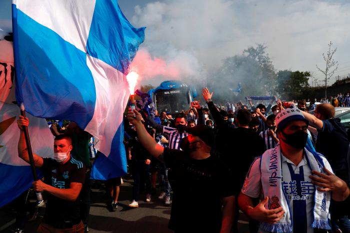 Miles de hinchas de la Real desoyen las medidas anticovid en la salida del equipo hacia Sevilla