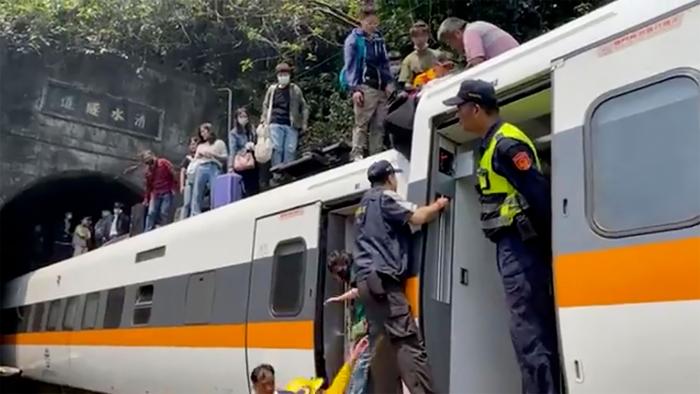 Al menos 48 muertos en un accidente de tren en Taiwán