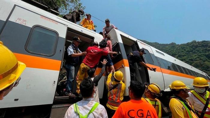 Al menos 48 muertos en un accidente de tren en Taiwán
