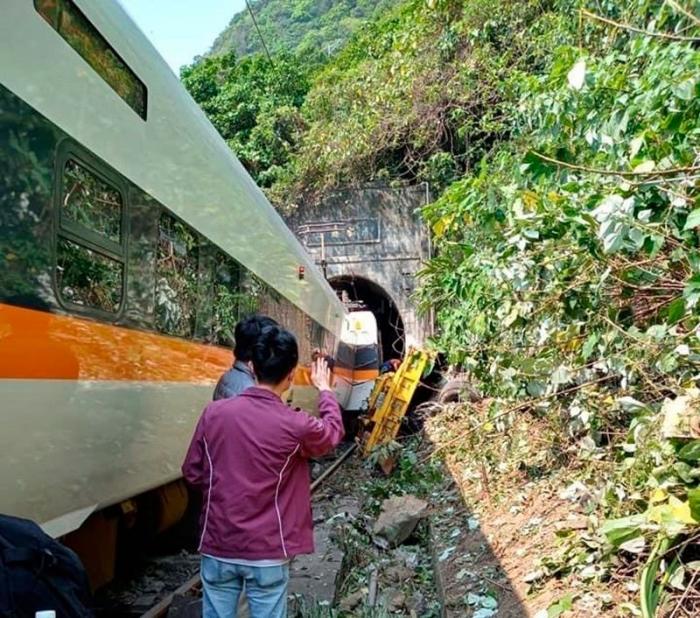 Al menos 48 muertos en un accidente de tren en Taiwán