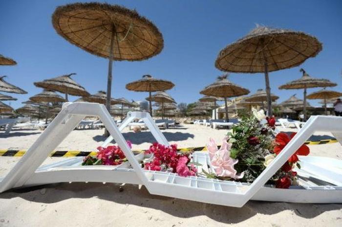 Cerca de 2.500 turistas abandonan a la carrera Túnez tras el atentado (FOTOS)