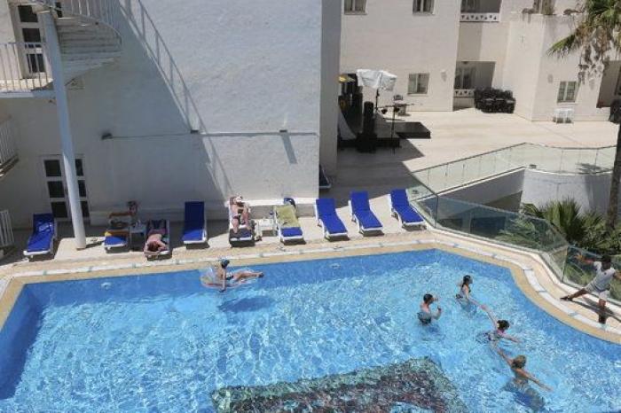 Cerca de 2.500 turistas abandonan a la carrera Túnez tras el atentado (FOTOS)