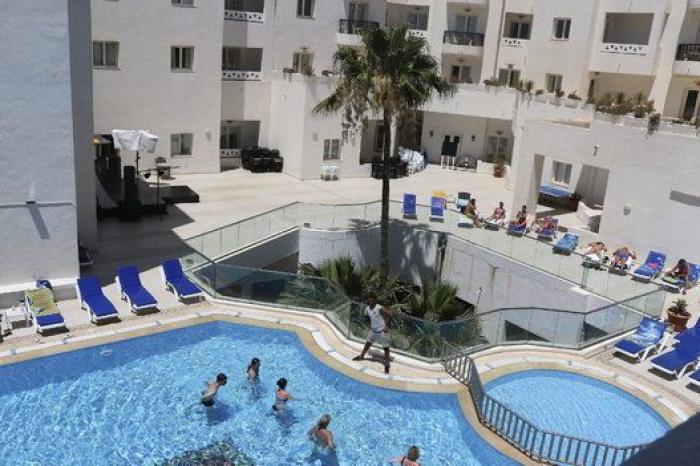 Cerca de 2.500 turistas abandonan a la carrera Túnez tras el atentado (FOTOS)