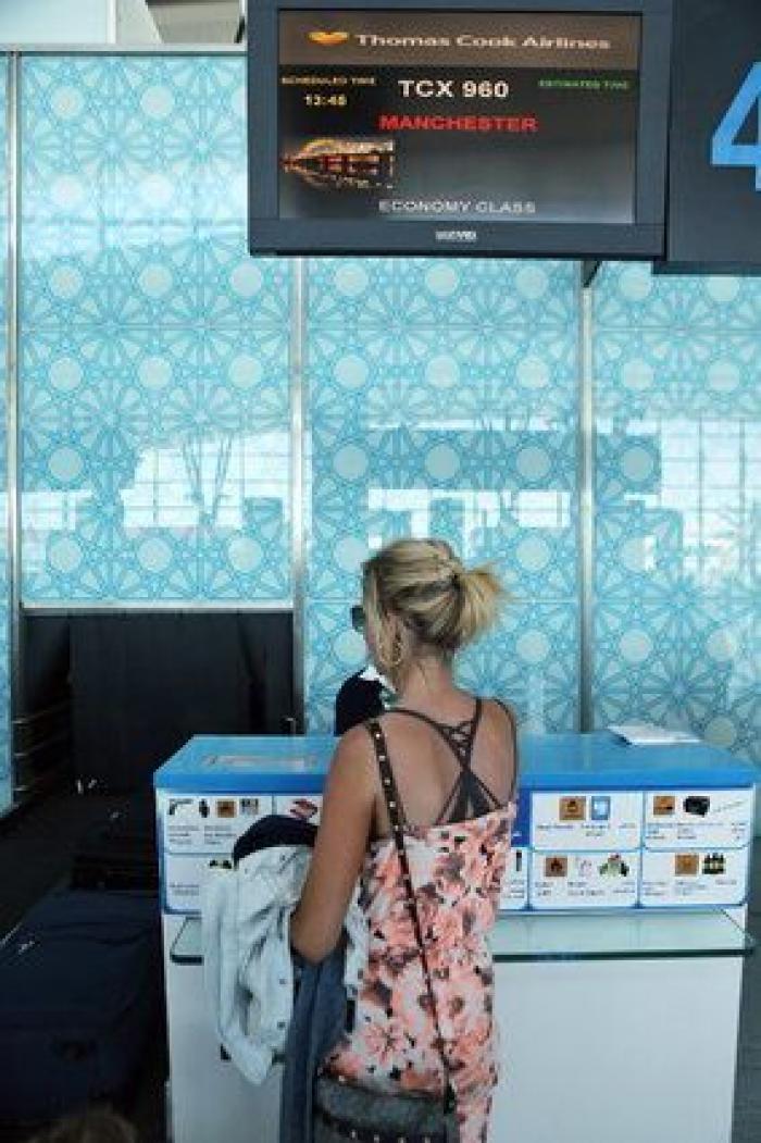 Cerca de 2.500 turistas abandonan a la carrera Túnez tras el atentado (FOTOS)