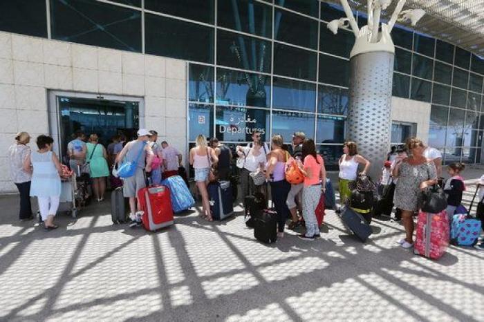 Cerca de 2.500 turistas abandonan a la carrera Túnez tras el atentado (FOTOS)