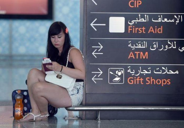 Cerca de 2.500 turistas abandonan a la carrera Túnez tras el atentado (FOTOS)