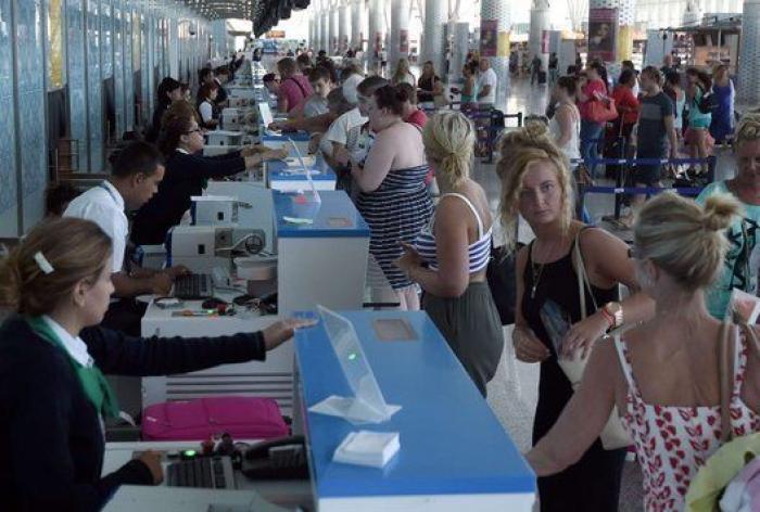 Cerca de 2.500 turistas abandonan a la carrera Túnez tras el atentado (FOTOS)