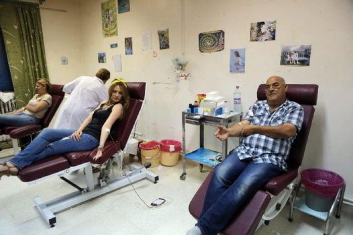 Cerca de 2.500 turistas abandonan a la carrera Túnez tras el atentado (FOTOS)