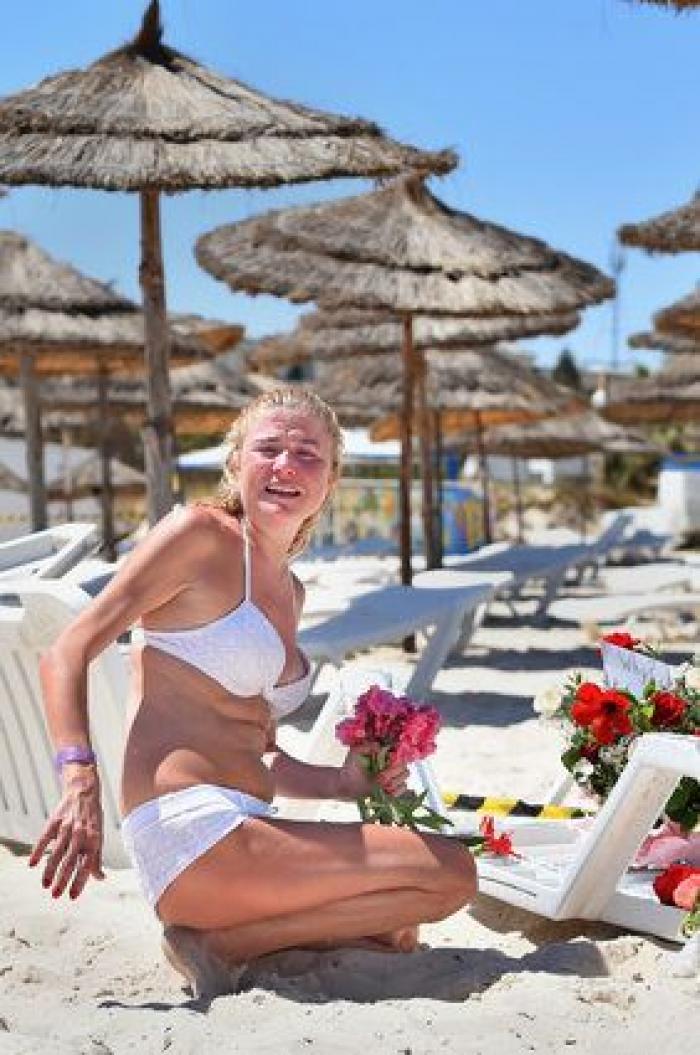 Cerca de 2.500 turistas abandonan a la carrera Túnez tras el atentado (FOTOS)