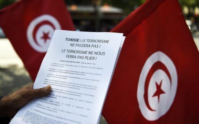 Cerca de 2.500 turistas abandonan a la carrera Túnez tras el atentado (FOTOS)