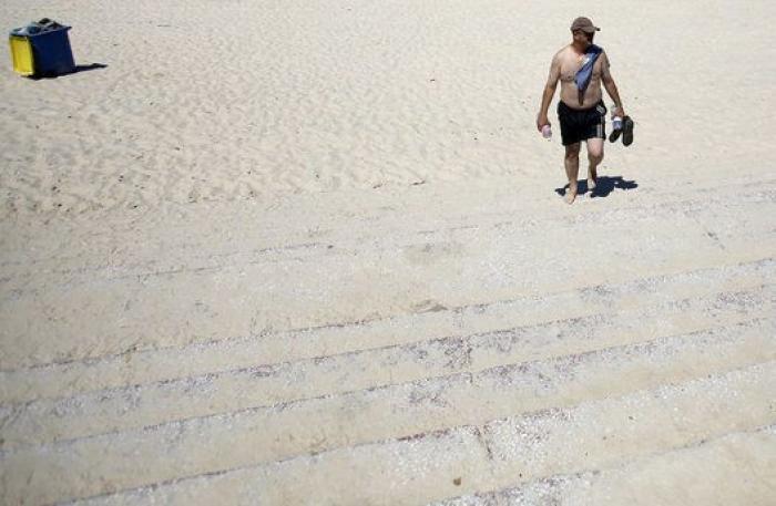 Cerca de 2.500 turistas abandonan a la carrera Túnez tras el atentado (FOTOS)