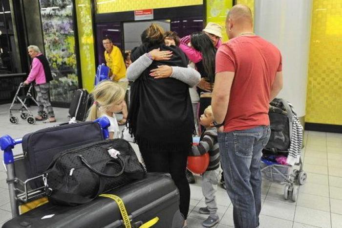 Cerca de 2.500 turistas abandonan a la carrera Túnez tras el atentado (FOTOS)
