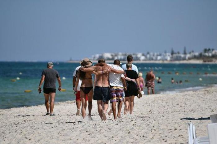 Cerca de 2.500 turistas abandonan a la carrera Túnez tras el atentado (FOTOS)