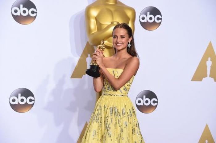 Caras largas ante la premiada a Mejor diseño de vestuario por 'Mad Max' (VÍDEO)