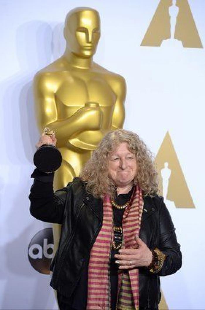 Caras largas ante la premiada a Mejor diseño de vestuario por 'Mad Max' (VÍDEO)