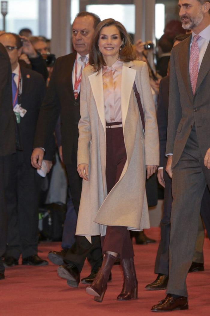 La reina Letizia recicla una falda de hace 13 años