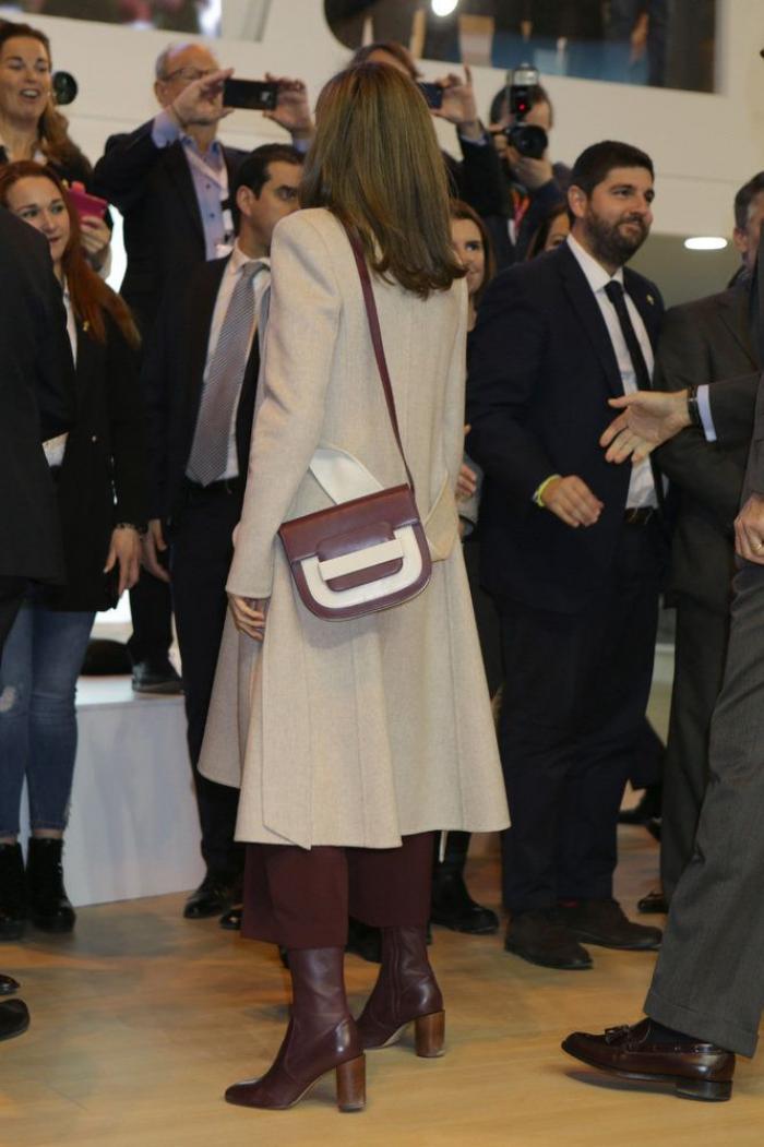 La reina Letizia recicla una falda de hace 13 años