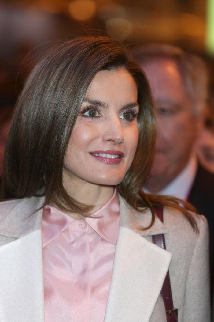 La reina Letizia recicla una falda de hace 13 años