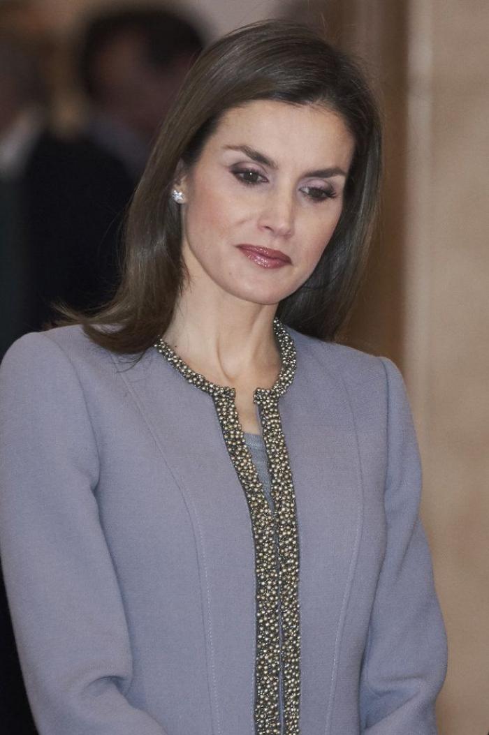 La reina Letizia recicla una falda de hace 13 años