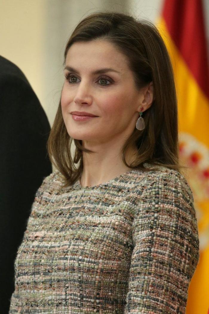 La reina Letizia recicla una falda de hace 13 años
