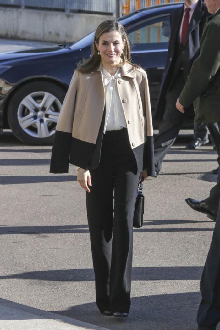 La reina Letizia recicla una falda de hace 13 años