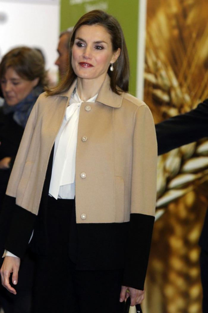 La reina Letizia recicla una falda de hace 13 años