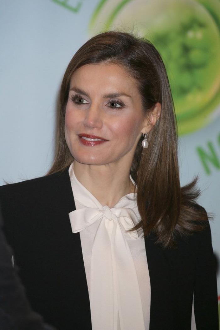 La reina Letizia recicla una falda de hace 13 años