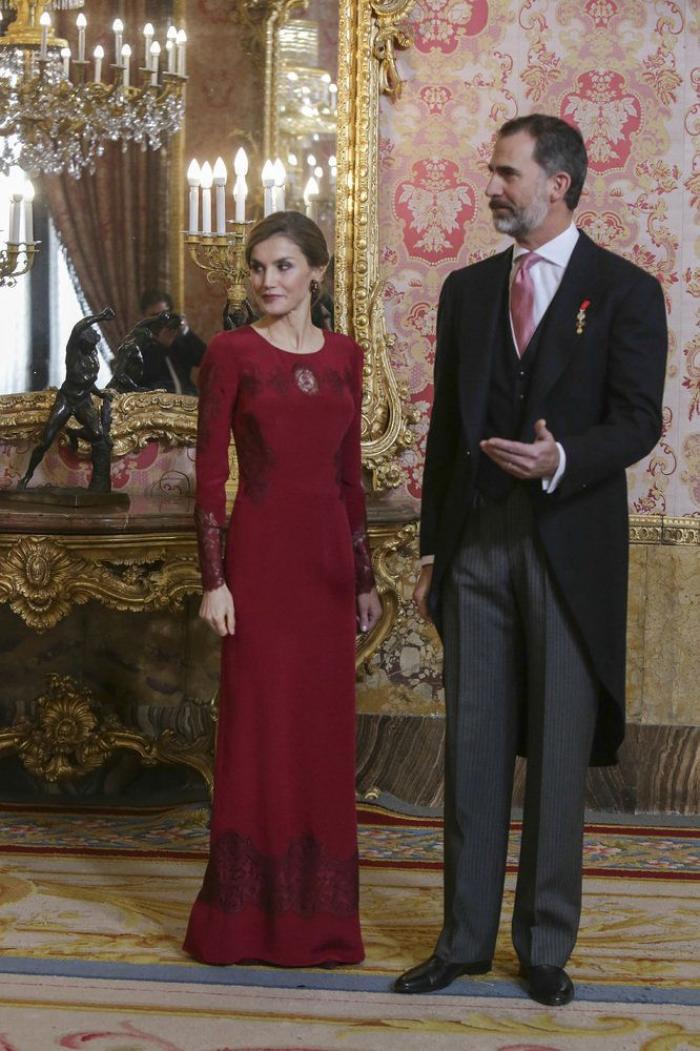 La reina Letizia recicla una falda de hace 13 años