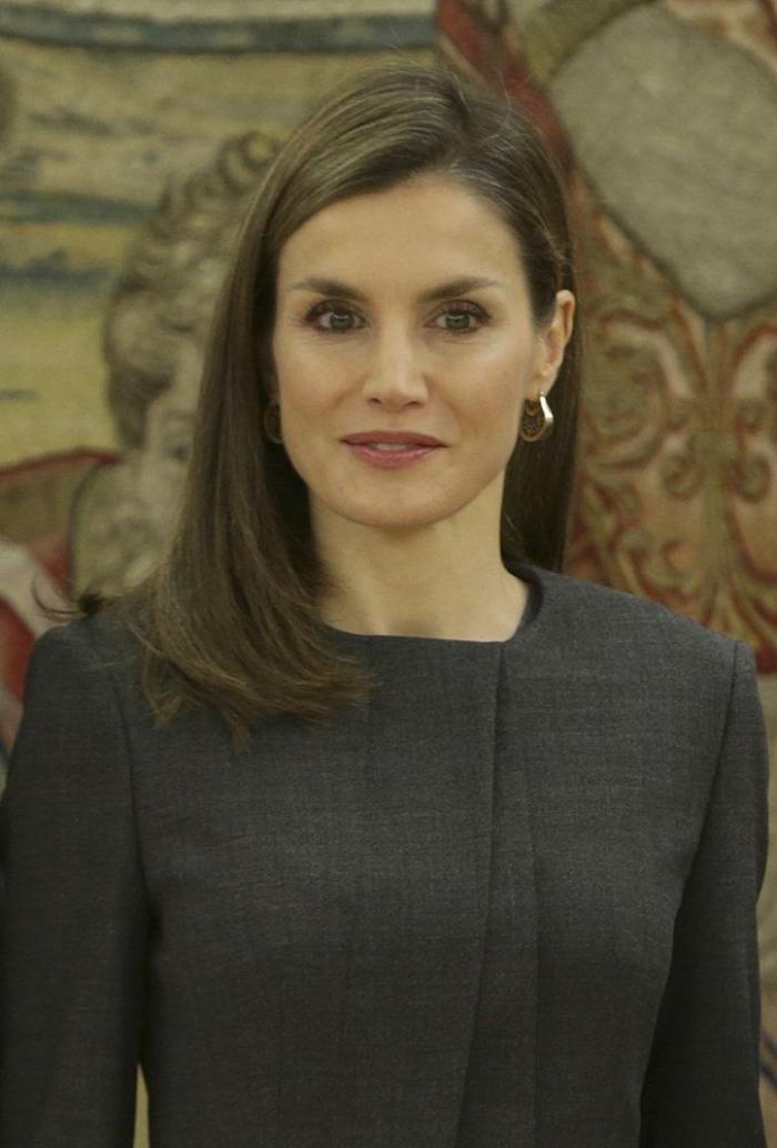 La reina Letizia recicla una falda de hace 13 años